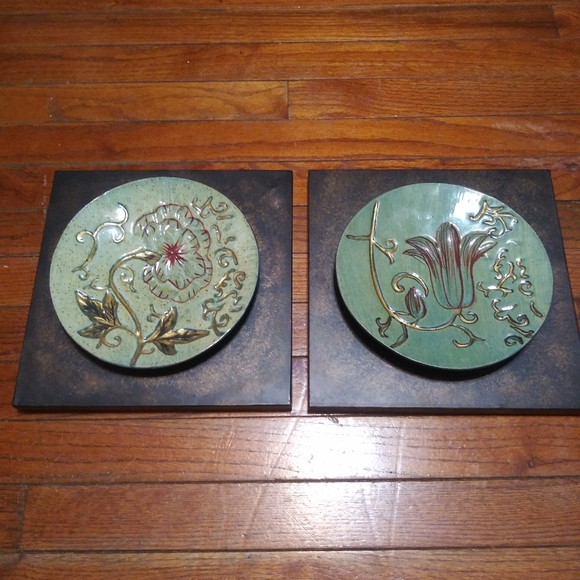 Other - Set of 2 Green Metal Plate Wall Hangings NWT